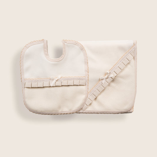 Conjunto de fralda e babete em algodão branco para bebé, feito em Portugal.