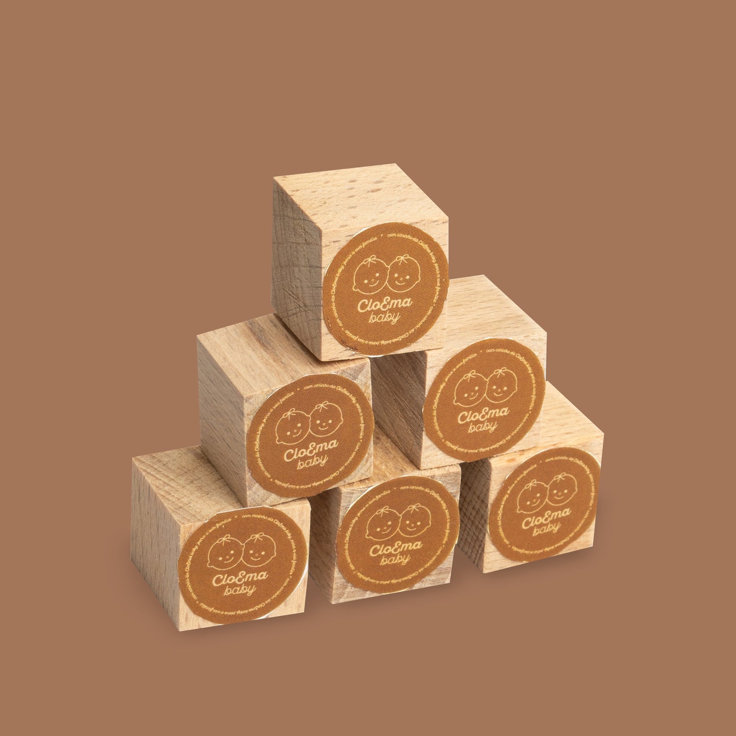 Cubo de madeira perfumada com aroma a talco, ideal para gavetas de roupa de bebé.
