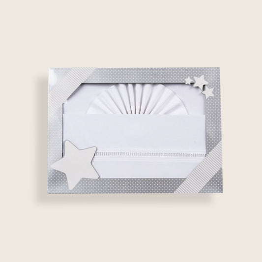 Conjunto de lençóis para berço de bebé, em algodão suave, produzido em Portugal.