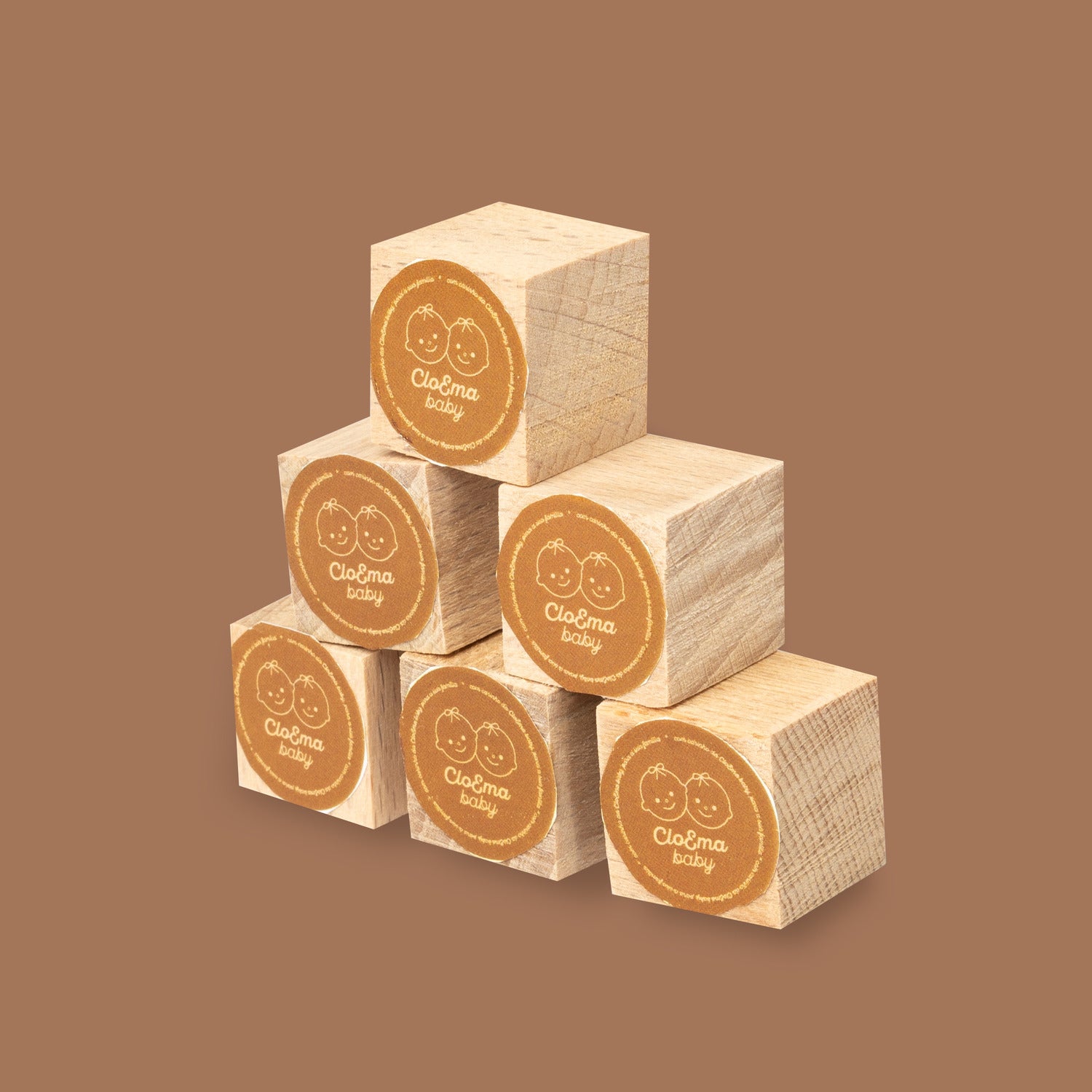 Cubo de madeira perfumada com aroma a talco, ideal para gavetas de roupa de bebé.