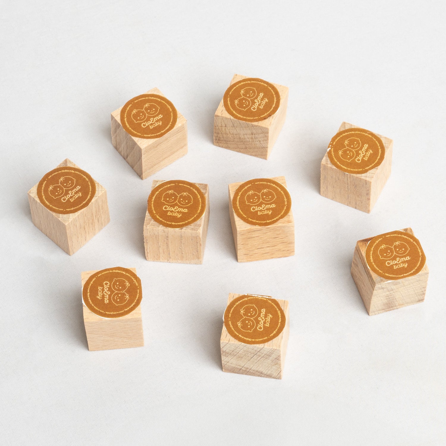 Cubo de madeira perfumada com aroma a talco, ideal para gavetas de roupa de bebé.